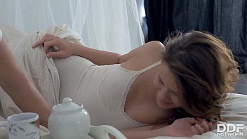 play Sesso anale mattutino con una mora sexy e la sua pupa