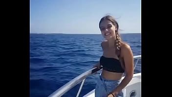 play Isi arata fundul bombat pe un vas de croaziera