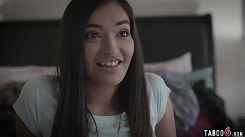 play La sexy jovencita hace una mamada a cuatro patas