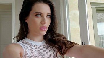play Porno sensacional con una escoba sexy en la cocina