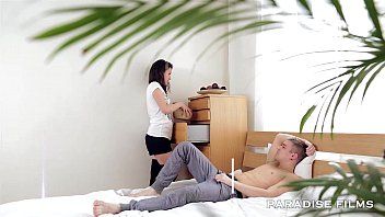 play Novia con un coño caliente penetrada por detrás en su habitación