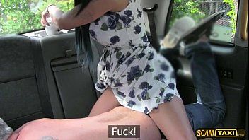 play La brune fait l'amour dans un taxi