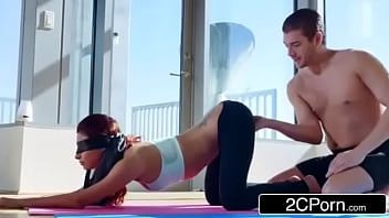 Mujer experimentando xxx con dos profesores de yoga