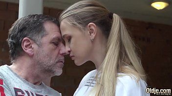 play Fanculo papà ubriaco che penetra sua moglie