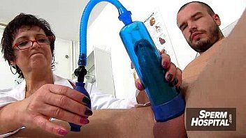 play Milf laughs when she doesn't know how to lick his cock