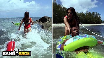 play Follada con un socorrista chupando una polla negra