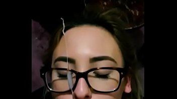 play Orgasme sur le visage d'une chienne portant des lunettes