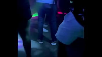 play Zeer dunne hoer die een kort rokje draagt ​​en dol is op de penis