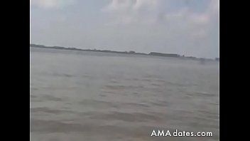 play Curva frumoasa cu parul blond se dezbraca si incepe sa isi maseze iubitul