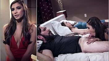 play Jovencita de grandes pechos y ladrona que mueve los dedos entre las piernas mientras se masturba