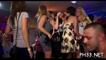 play XXX في مجموعة مع عدة عاهرات نحيفات جيدة للقضيب الذي يحاول التأقلم