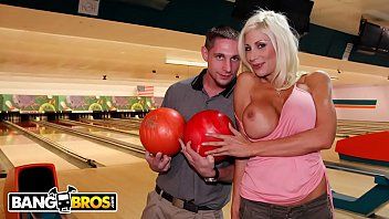 play Mit seinem dicken Penis will er sinnlichen Sex mit dieser blonden MILF machen