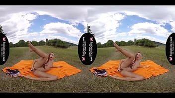 play Bardzo intensywne sceny erotyczne z super piękną młodą kobietą z długimi włosami