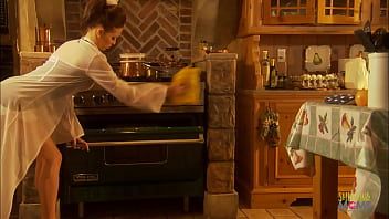 play Eine Muschi an den Brustwarzen dieser seidenweichen MILF