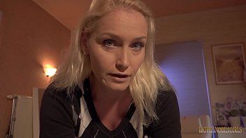 play Cette jeune fille chaude porte toujours des talons hauts et veut faire du xxx oral et le faire
