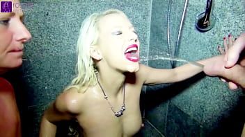 play Les mamans sous la douche font du porno avec leurs fils après qu'ils se soient rendus propres à la chatte