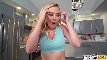 play A jovem mulher de óculos dando xxx oral muito sensual para um homem que está gravando ela