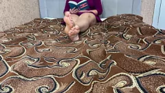 play Morena MILF espalha sua buceta raspada em shorts brancos