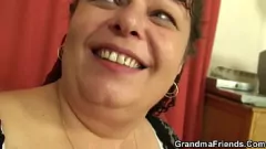 play Mãe gordinha peituda junta-se ao trio POV para uma sessão de boquete inesquecível