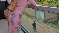play Curvy MILFs Lorrany Exotica e Eliane Furacao não conseguem inflar o colchão de ar, em vez disso são preenchidas pela BBC