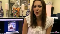 play Duży kutas starszy facet pieprzy nastolatkę z ogromną łechtaczką w castingu kanapy