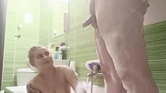 play Rubia curvilínea con tetas naturales masivas se ensucia en el baño