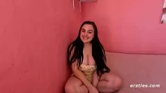 play BBW امرأة سمراء تمتع نفسها بلعبة - سيطرة نسائية ألمانية منفردة