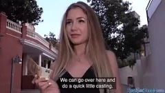 play Une blonde européenne tirée fait une pipe intense en public avec un gros cul et une silhouette courbée