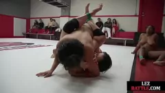 play Lutte lesbienne sensuelle avec des digues ébène en bikini et domination par strapon